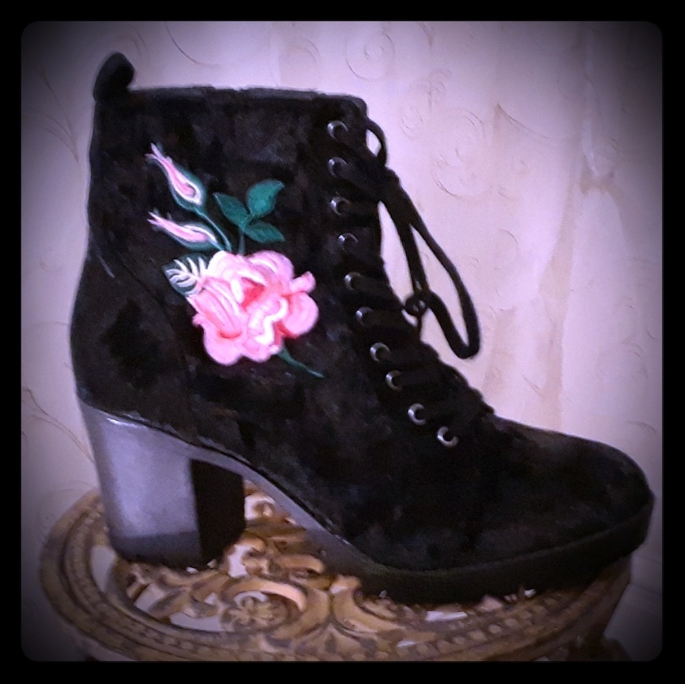 NWT  Clarissa Black Velvet Boots ⚘⚘⚘
